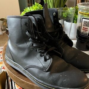 Dr Martens Shoreditch 7 Eye Greasy Lamper